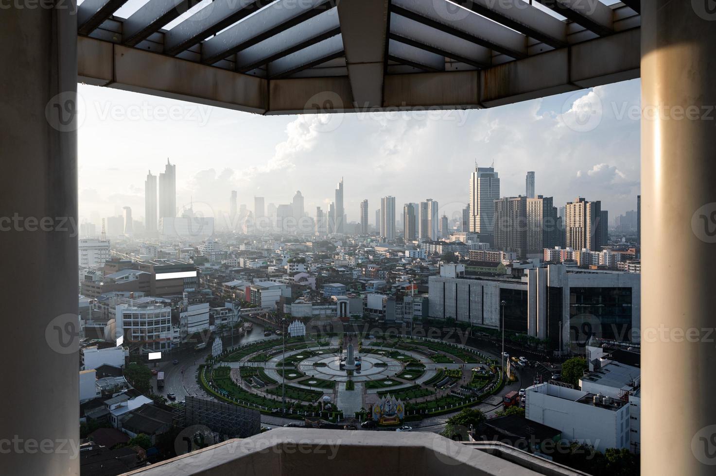 soluppgång över bangkok stad med wongwianyai rondell monument i affärsdistriktet i thailand foto