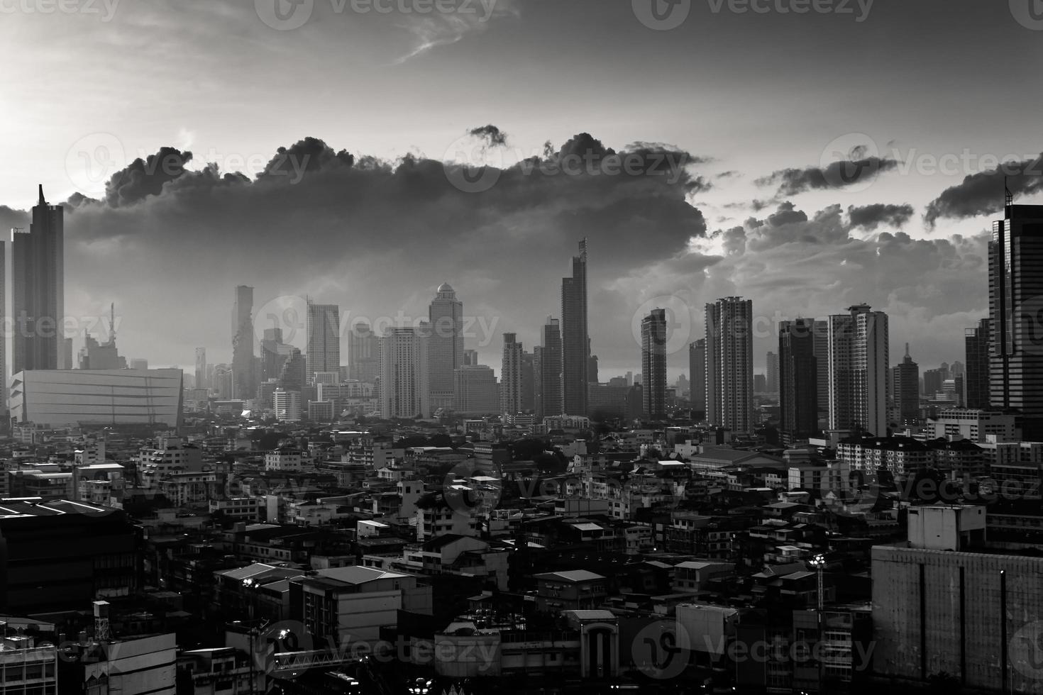 Bangkok stad med höga byggnader i centrum och dramatisk himmel i gryningen foto