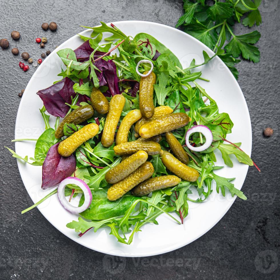 sallad gurkor inlagda gurkor salta gröna blad blanda vegan eller vegetarisk foto