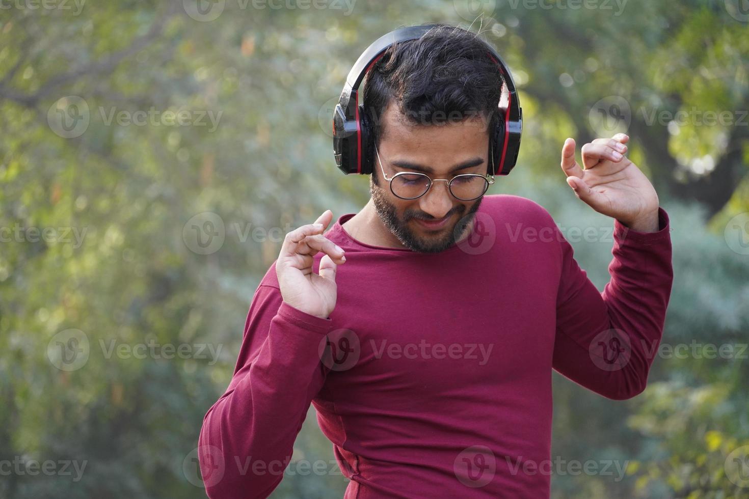 en man som lyssnar på musik foto