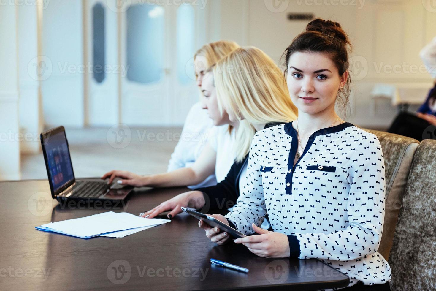 studenter som arbetar tillsammans på surfplatta på college foto