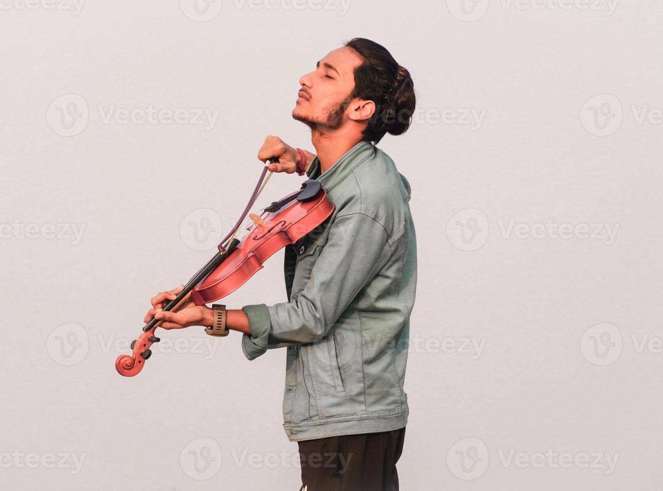 musiker som spelar fiol. musik och musikalisk ton koncept. bilder av manlig musiker foto