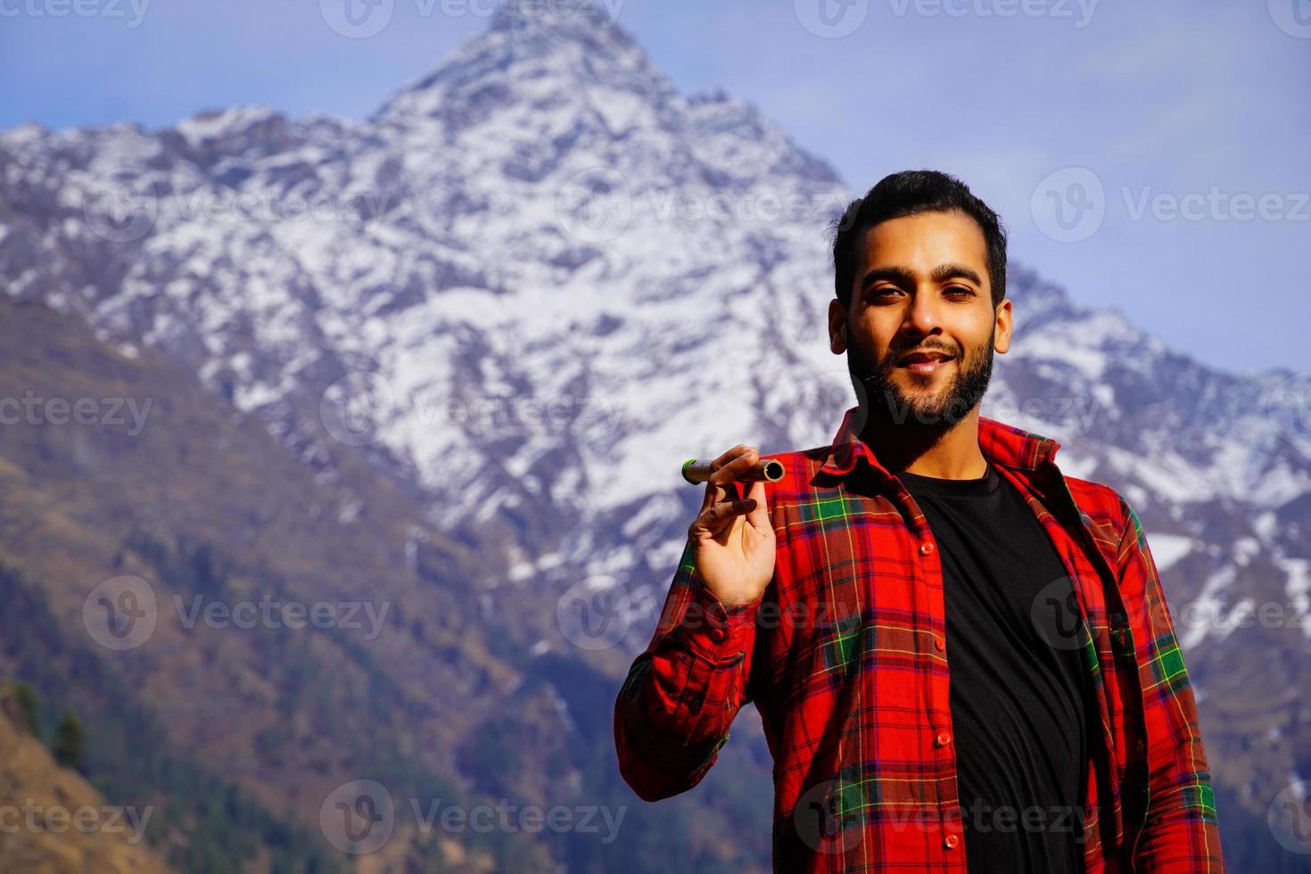 ung pojke med bansuri indisk flöjt i bergen foto