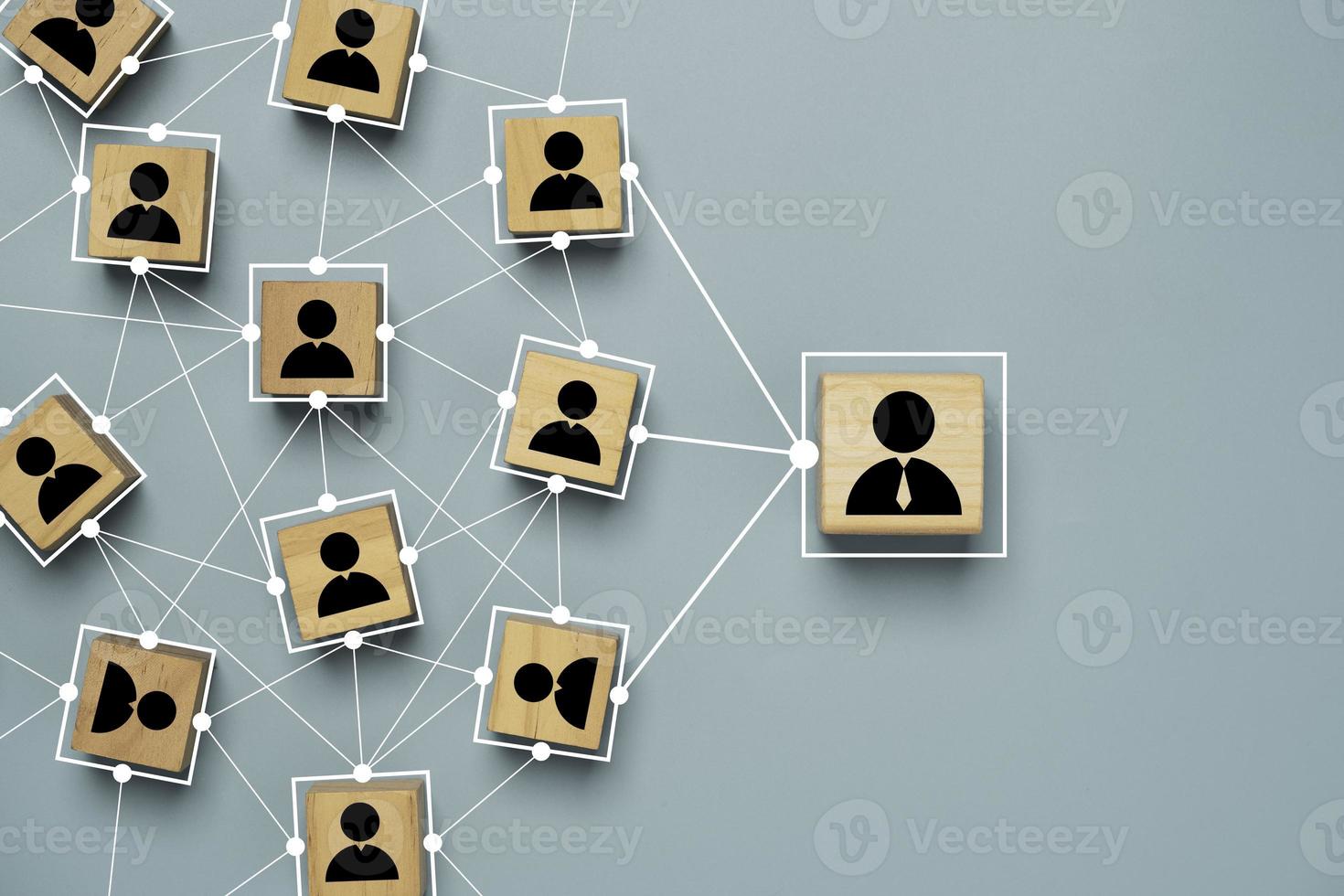 chef och personal ikon utskriftsskärm på träkubblock med anslutningslänknätverk för organisationsstruktur i företagets sociala nätverk och teamworkkoncept. foto