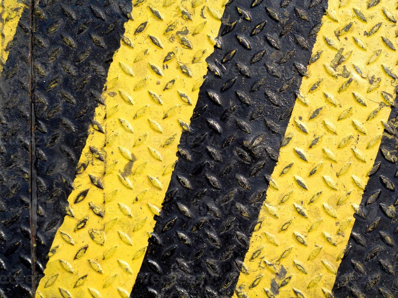 svart och gul linjefärg på halkfri metallbakgrund foto