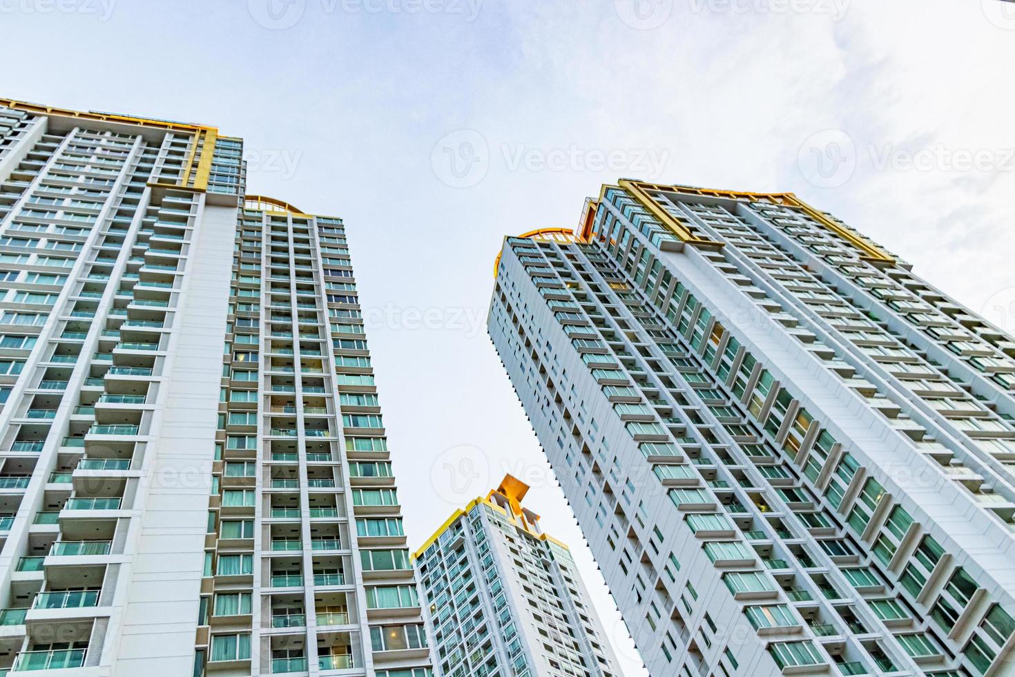 bangkok thailand modern färgglad arkitektur byggnader skyskrapa och stadsbild. foto