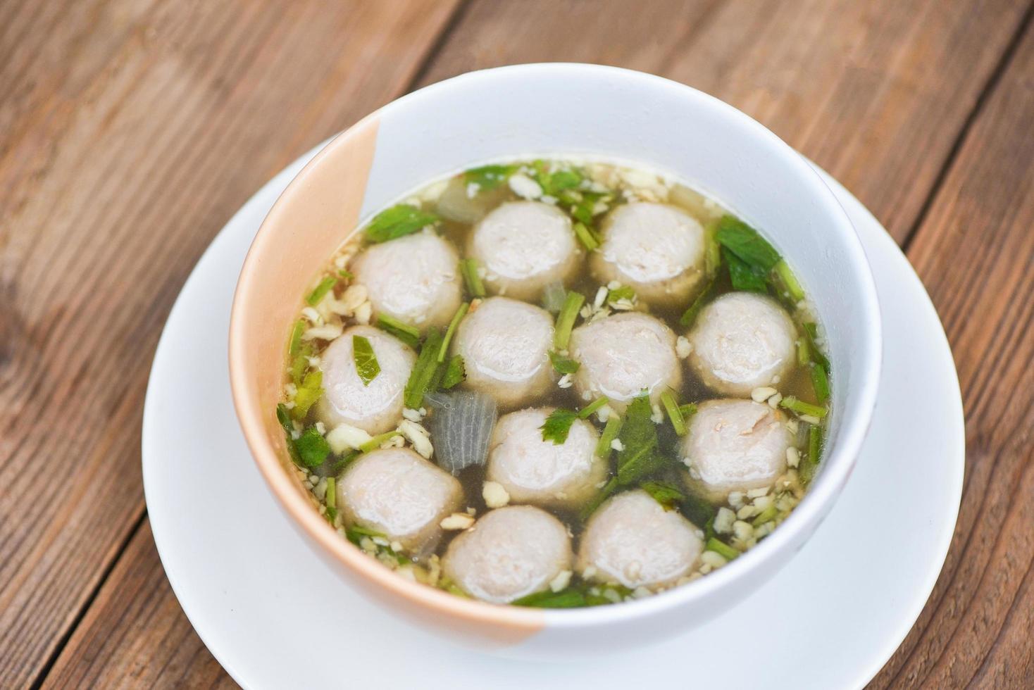 köttbullssoppskål, asiatisk thailändsk matköttboll och fläskbollar på träbakgrund foto