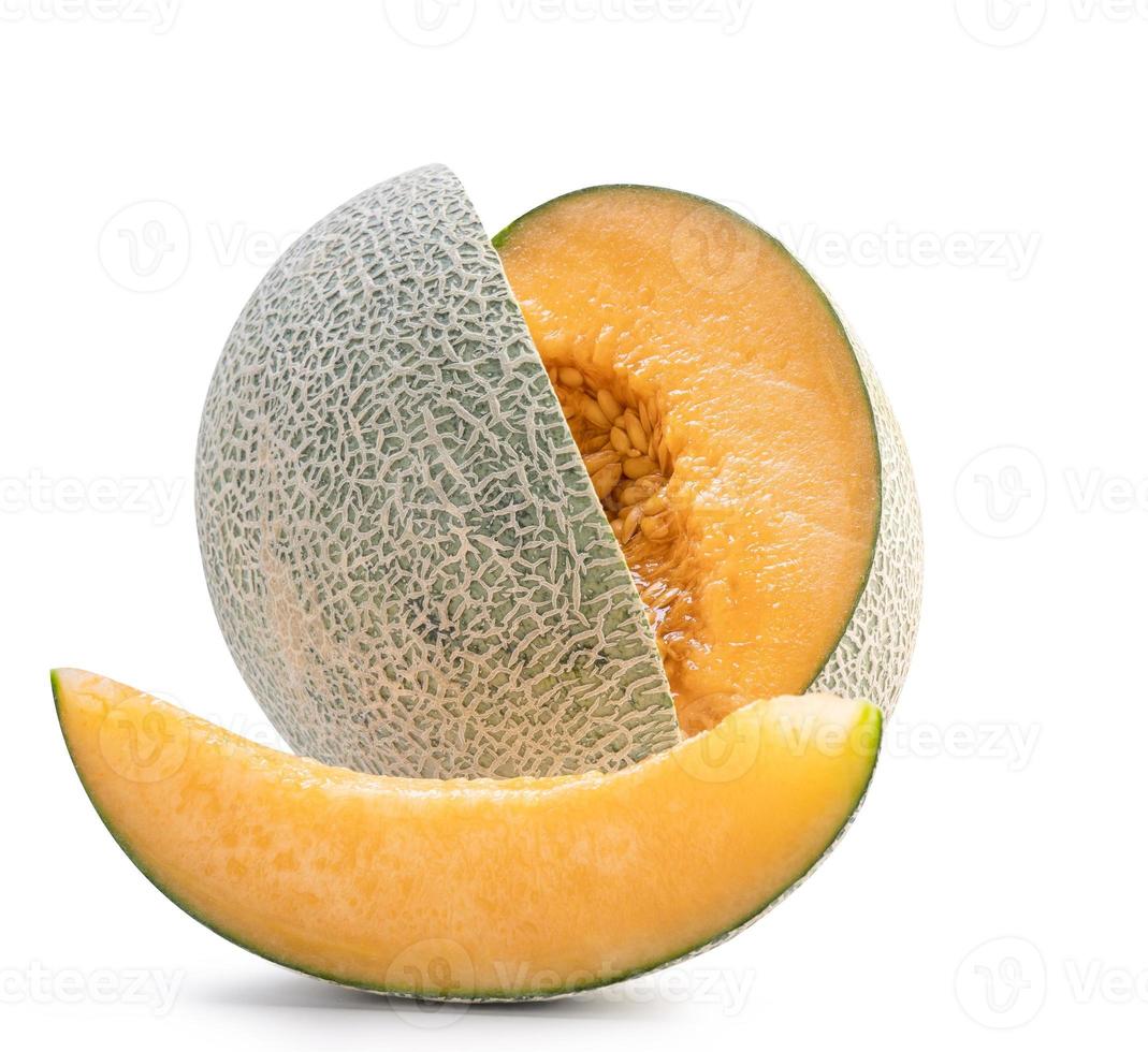 skivad cantaloupe - närbild, urklippsbana, klipp ut. vacker välsmakande färsk mogen rock cantaloup melon frukt med frön isolerad på vit bakgrund. foto