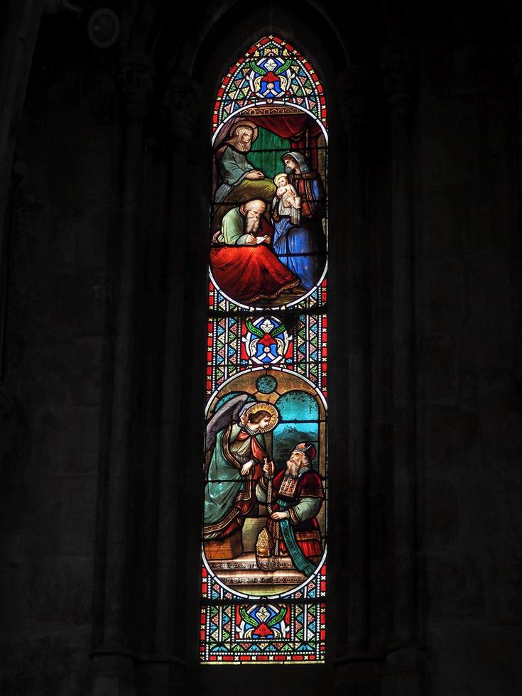 bordeaux, Frankrike, 2016. målat glasfönster i basilikan st Seurin i bordeaux foto