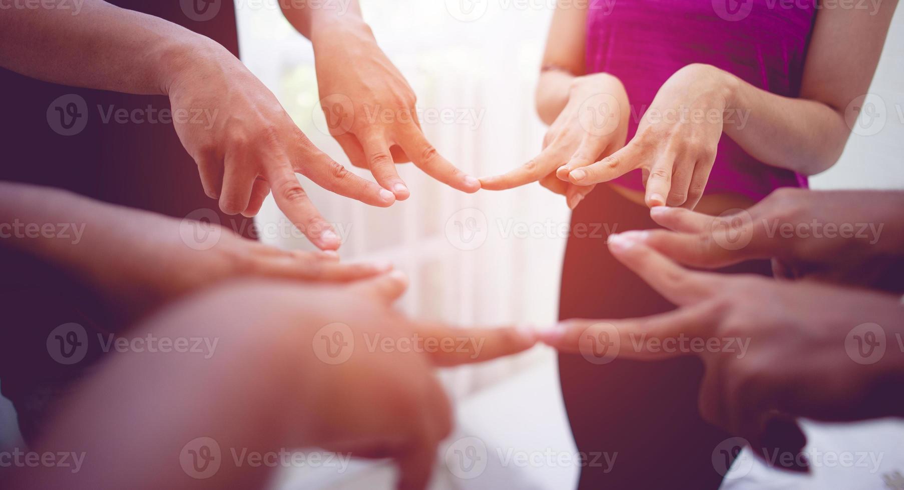 lagarbete händer förenas med makt är ett bra team av framgångsrika människor lagarbete koncept foto