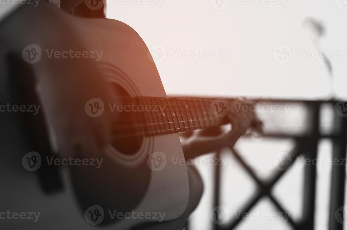 hand och akustisk gitarr av en professionell gitarrist foto