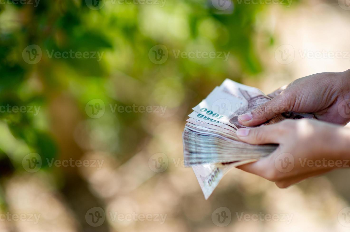 närbilder och bankkort som används för affärs- och valutaväxlingsköp. hand och pengar koncept foto