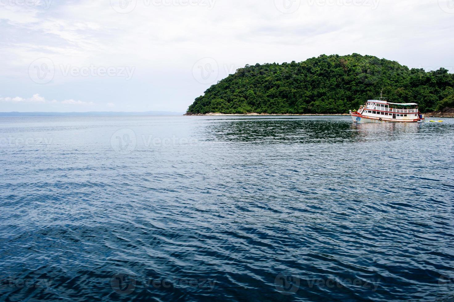 det vackra havet och de vackra bergen, området för turister att besöka skönheten foto