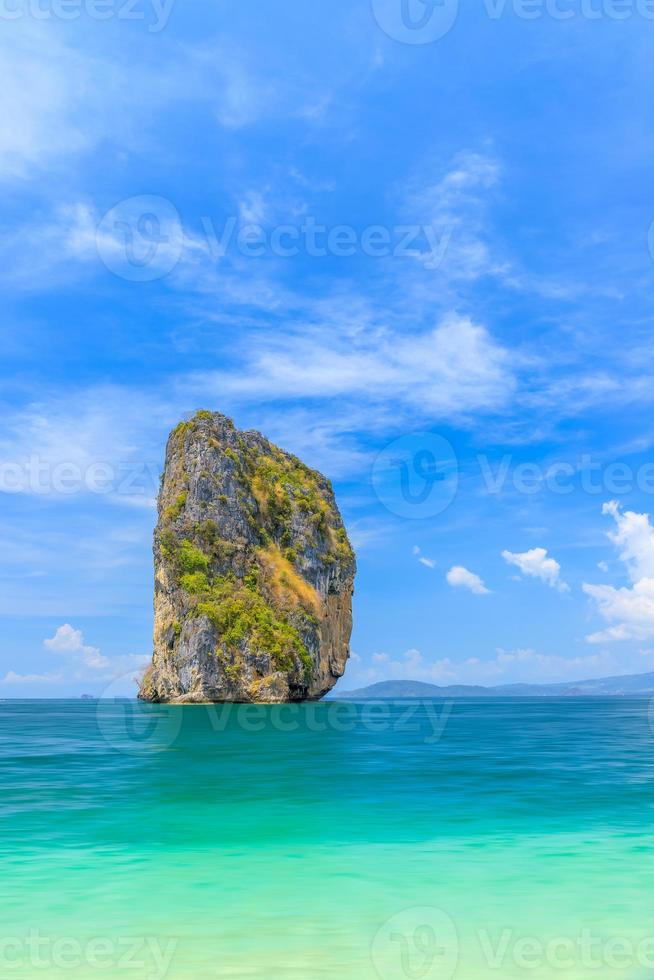vackert kristallklart turkosblått hav på ko poda island, ao phra nang bay, krabi, thailand foto