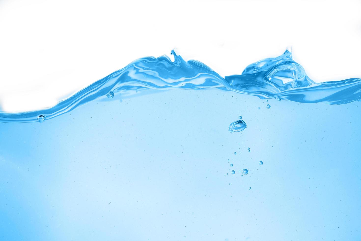 blå ytvatten och luftbubbla isolerad på vit bakgrund foto