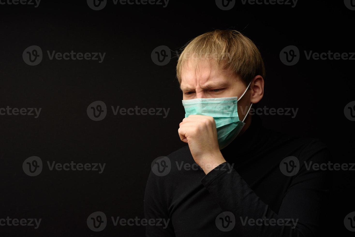 medelålders man med medicinsk ansiktsmask porträtt närbild illustrerar pandemisk coronavirus sjukdom på mörk bakgrund. covid-19 utbrott föroreningskoncept. foto