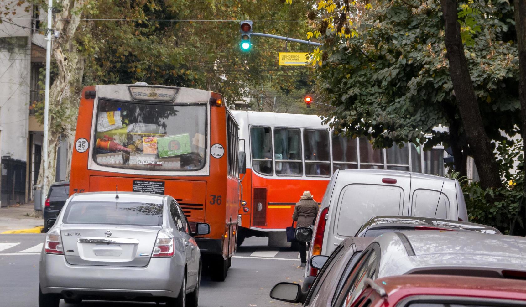 buenos aires, argentina, 2019. två skolbussar i argentina foto