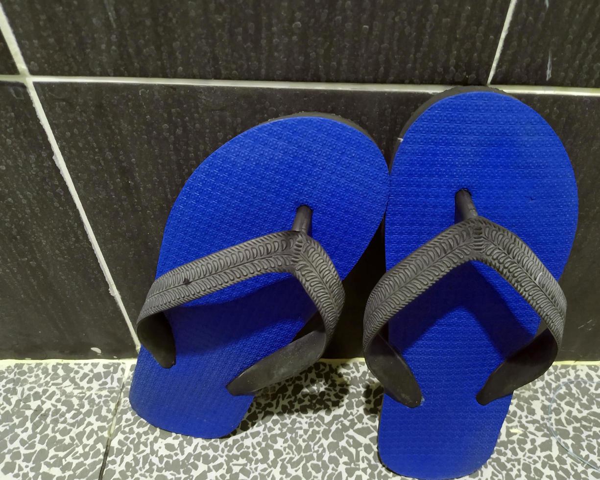 fokusera på ett par mörkblå sandaler. foto