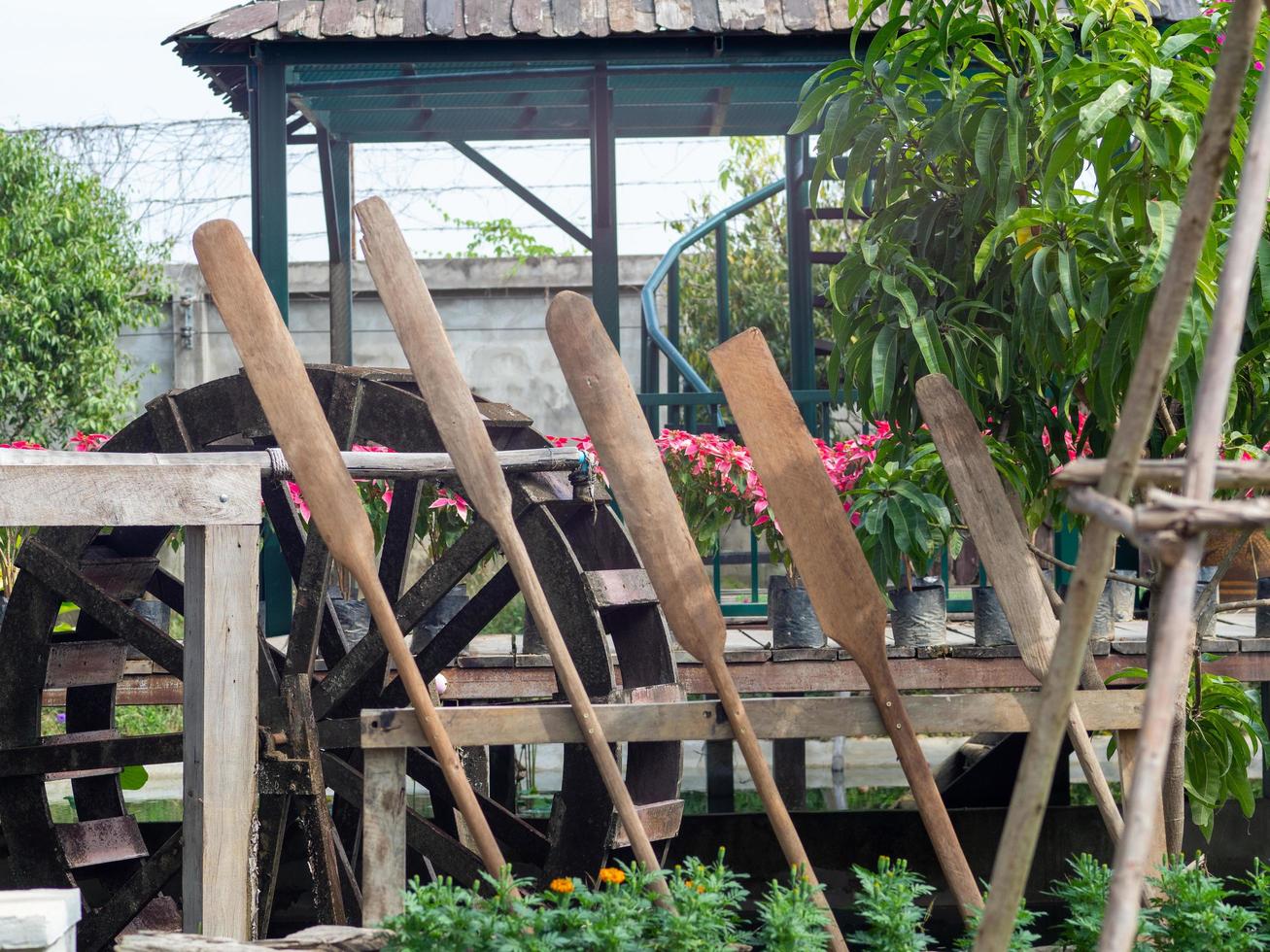 thailand, uttaradit, 2022-vattenkvarn och åror på amatistcafé foto