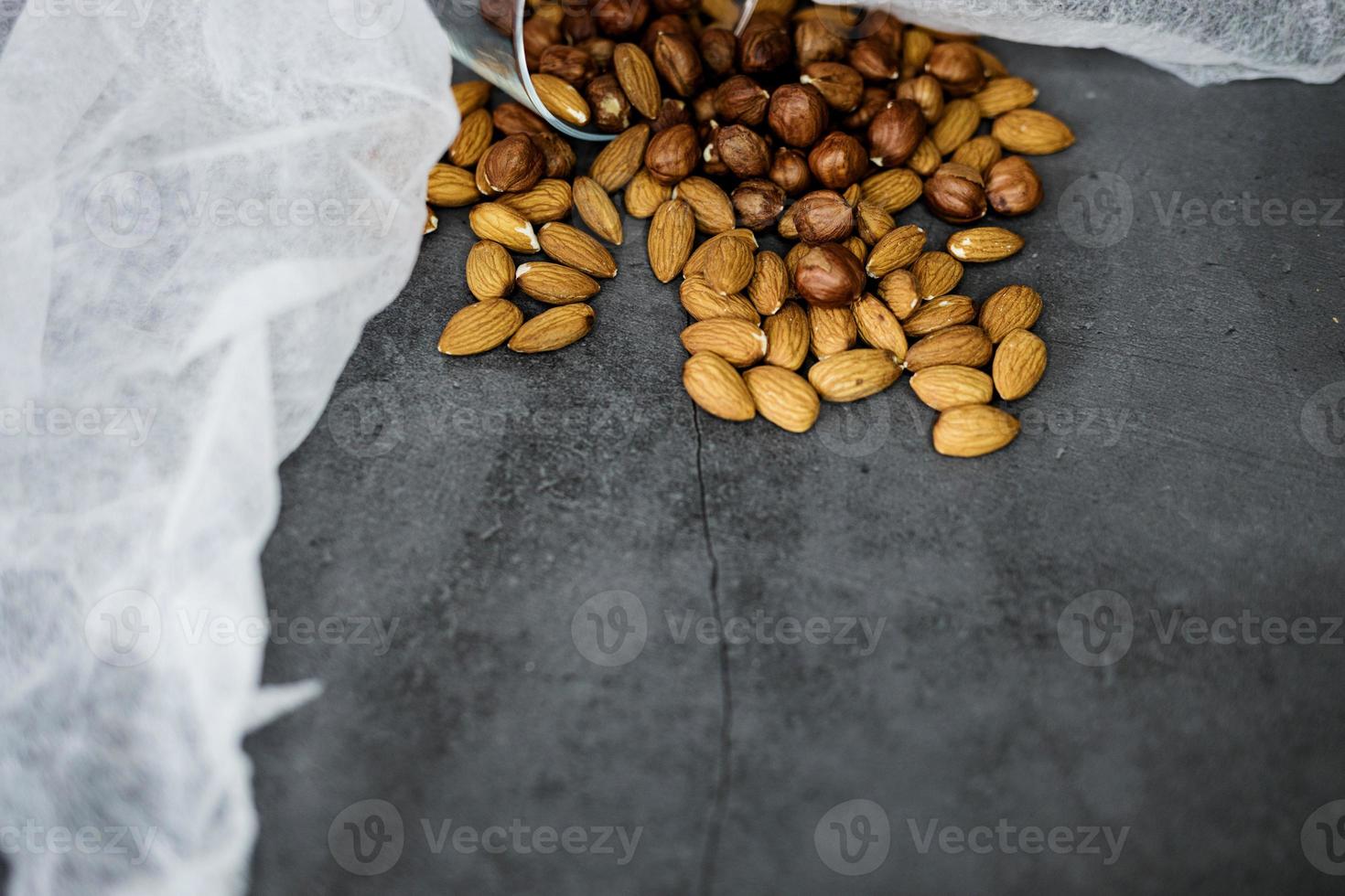 skalad mandel och hasselnötter foto
