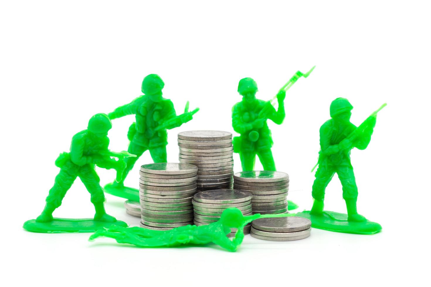 leksak soldat på mynt staplar en vit bakgrund foto