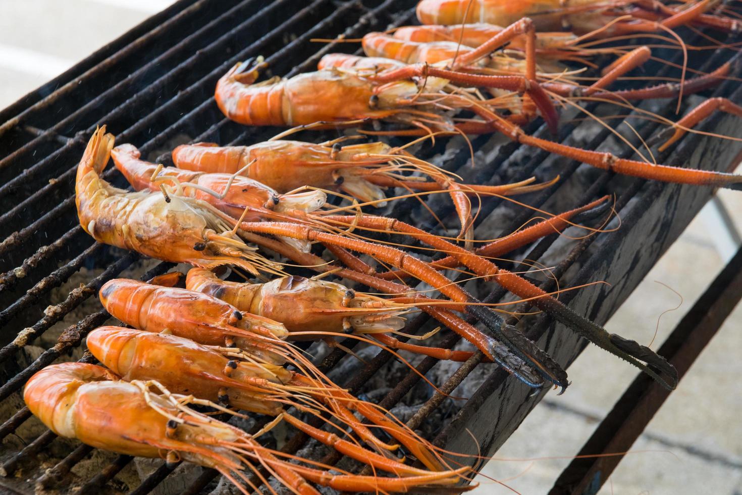 grillade räkor på grillen foto