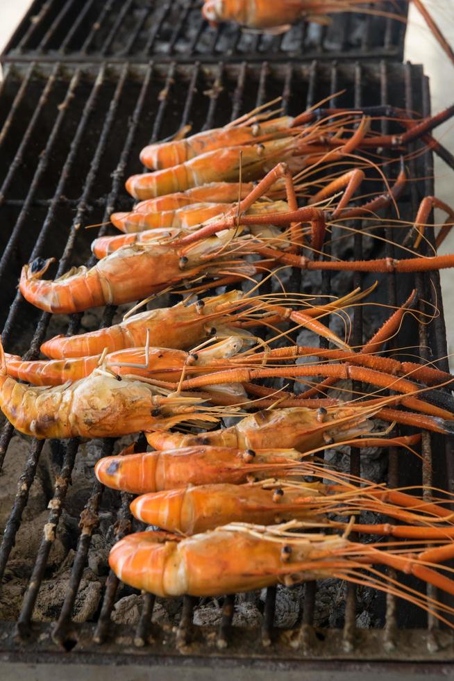 grillade räkor på grillen foto