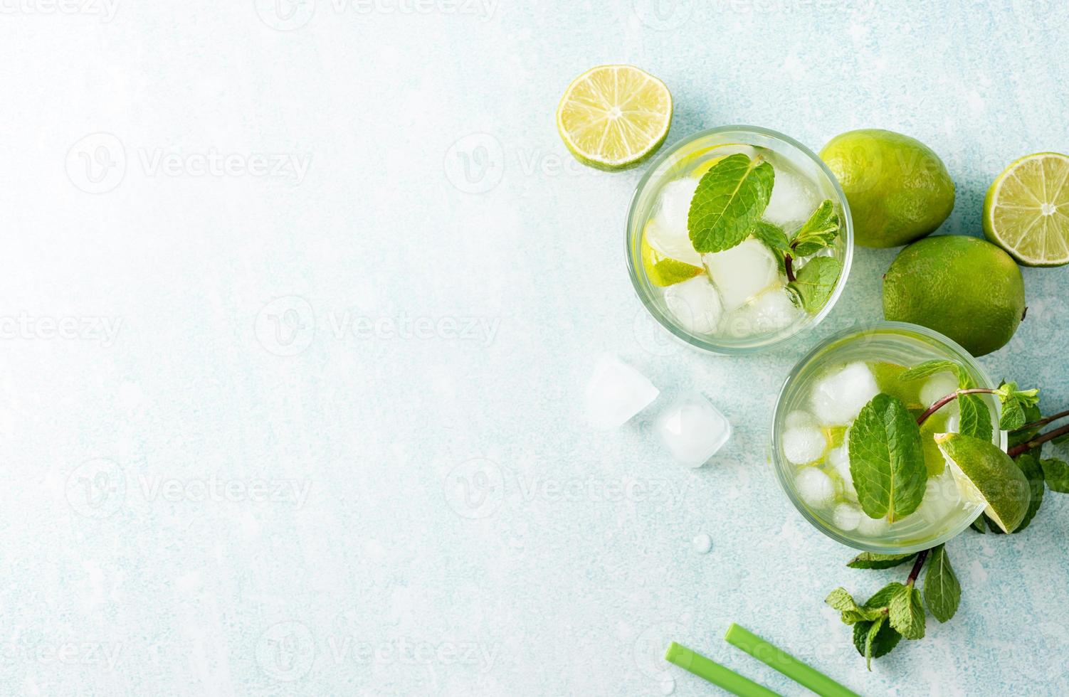 färsk sommar caipirinha cocktail på blå bakgrund foto