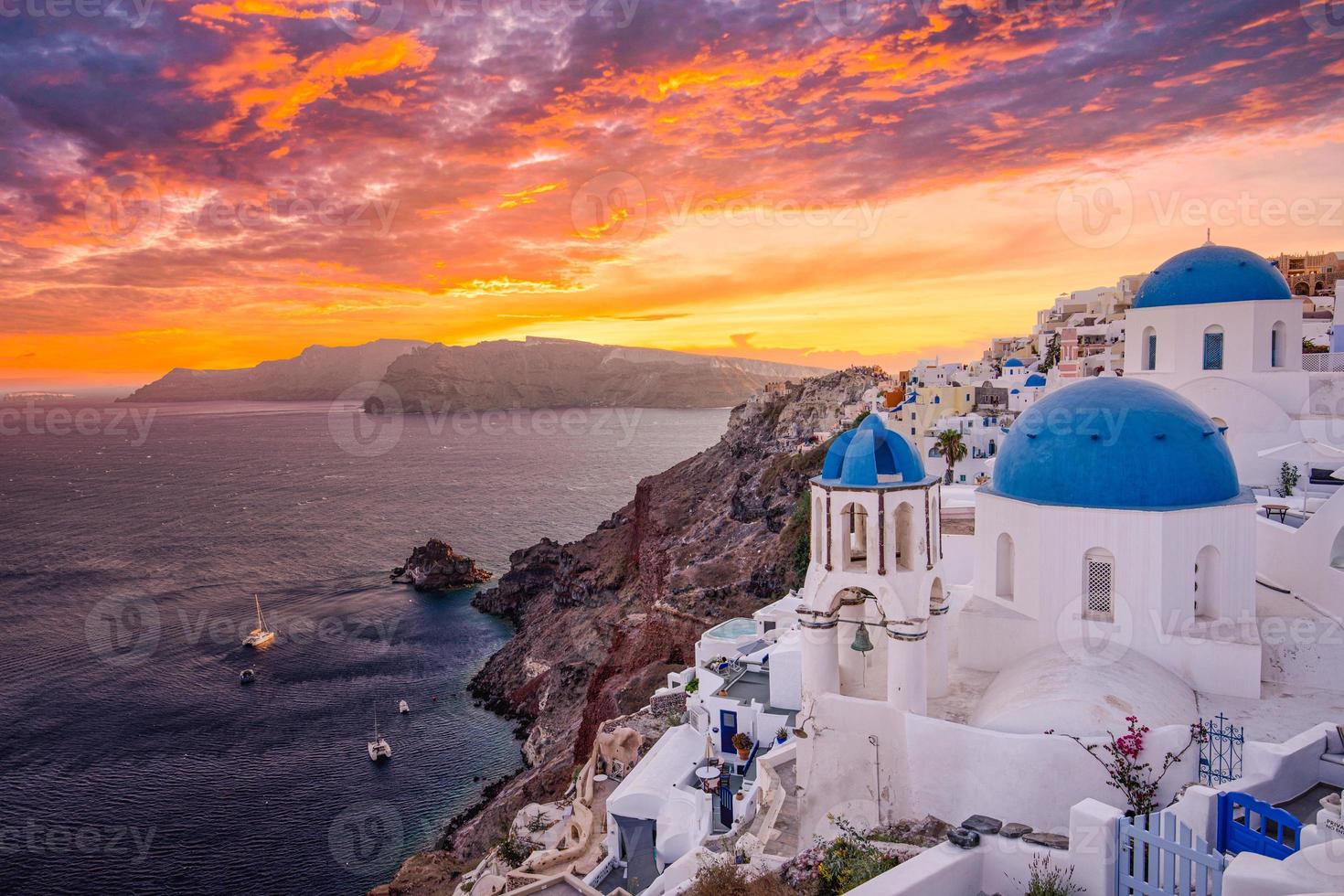 fantastisk kvällsvy över ön santorini. pittoresk vårsolnedgång på berömda oia, grekland, Europa. resande koncept bakgrund. sommarsemestermål foto
