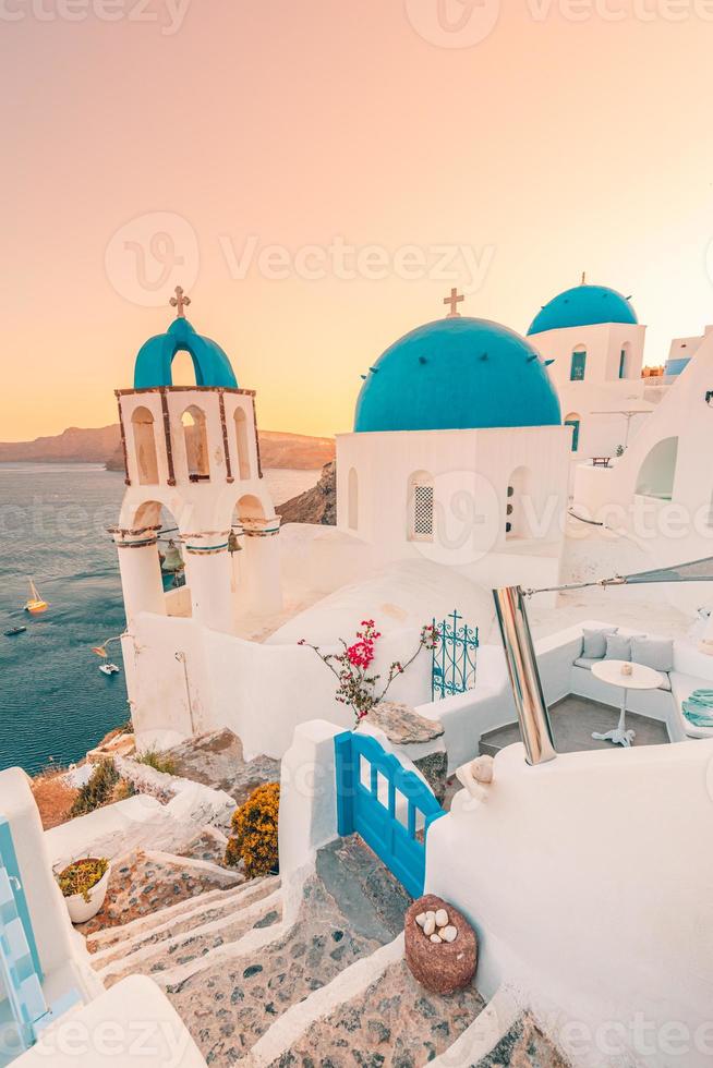 fantastisk kvällsvy över ön santorini. pittoresk vårsolnedgång på berömda oia, grekland, Europa. resande koncept bakgrund. sommarsemestermål foto