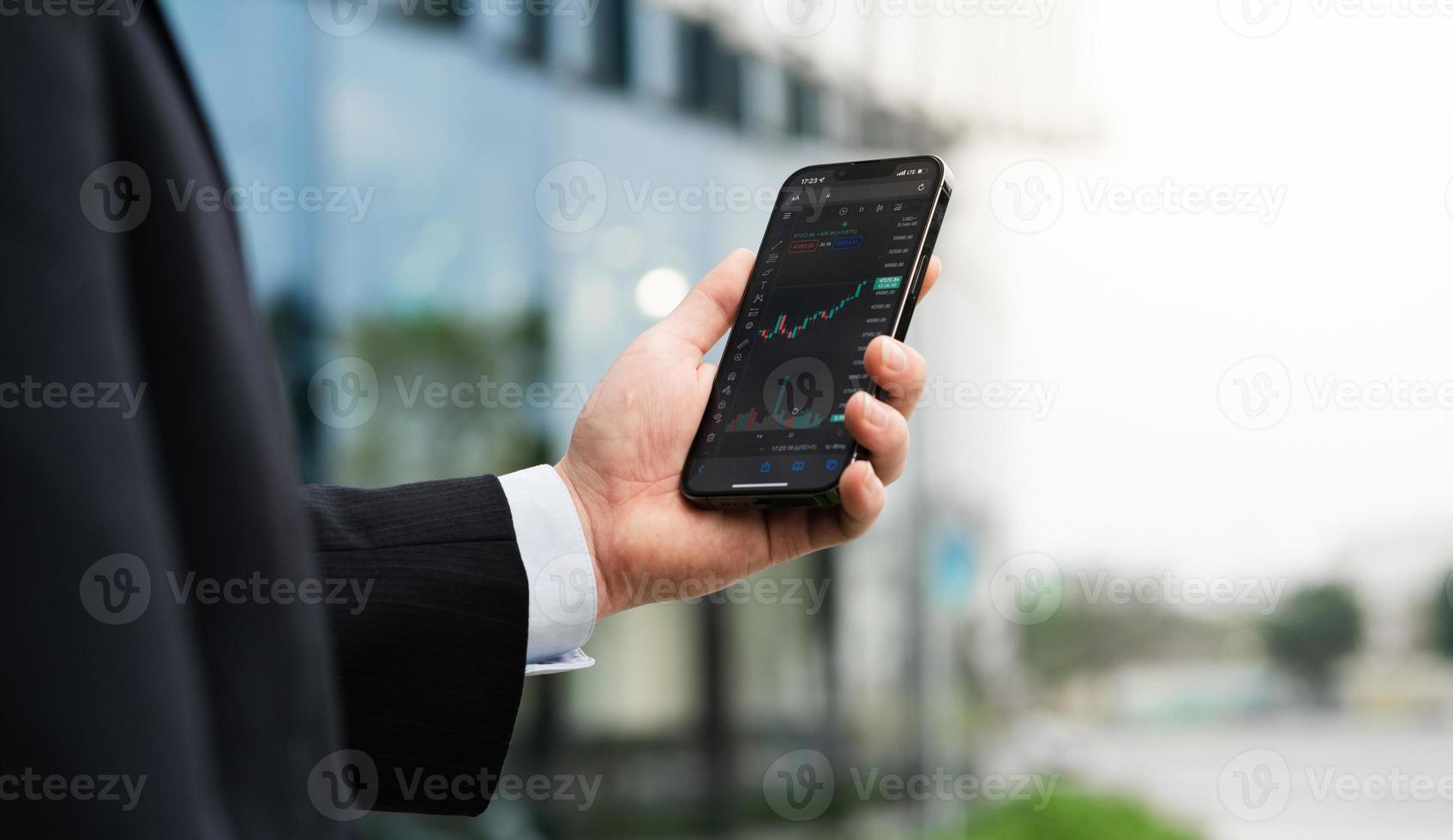 bild av en man som håller en mobiltelefon i handen foto
