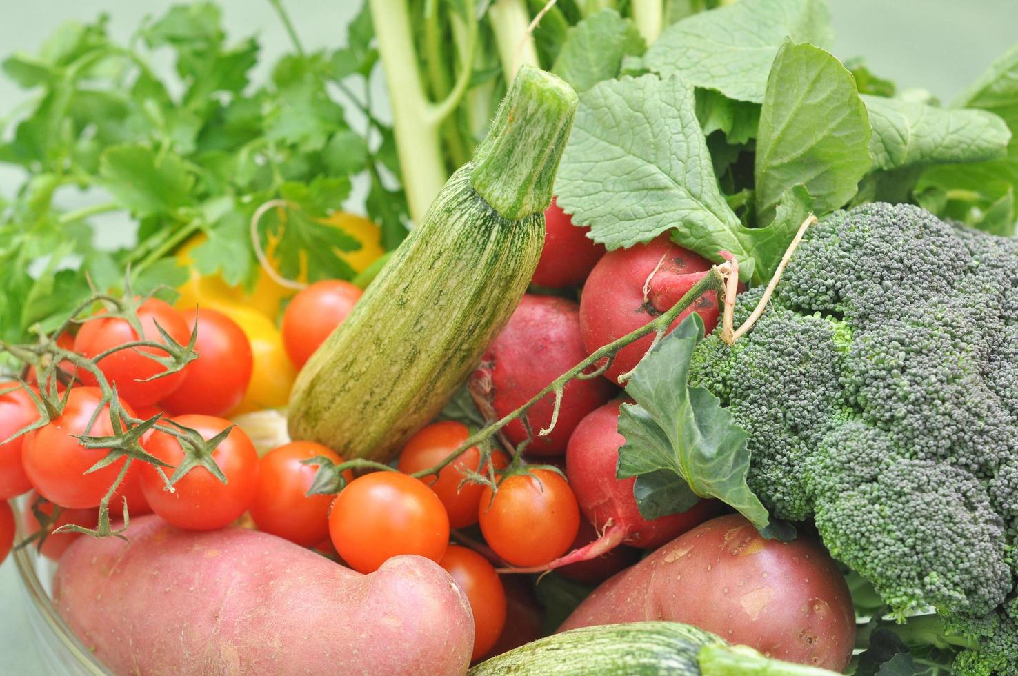 grönsaker och frukt på en stormarknadshylla foto