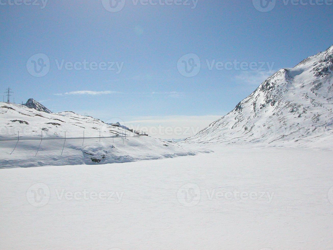 piz bernina bergskedja i schweiziska retiska alperna i kanton gr foto