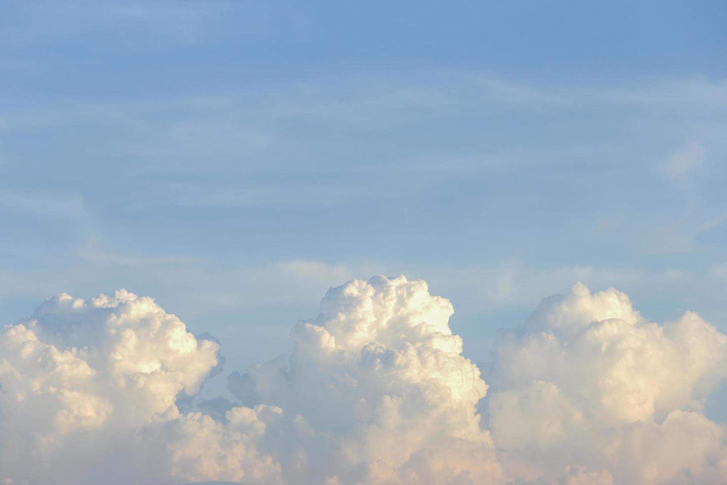 klarblå himmel med vanligt vitt moln med plats för textbakgrund. den stora blå himlen och molnen. blå himmel bakgrund med små moln natur. foto