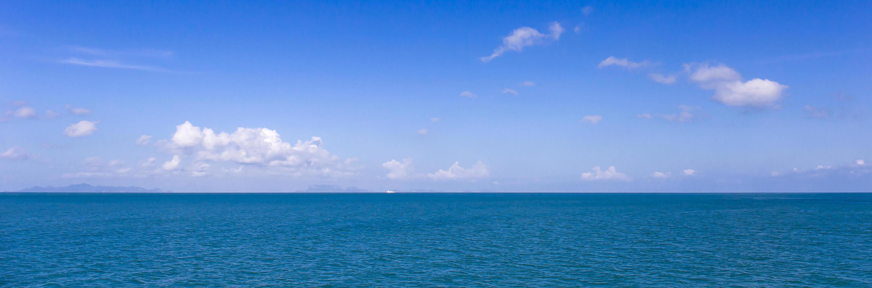 havet och himlen ljus bakgrund. foto