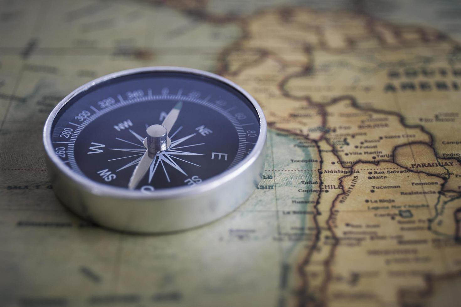 kompass på bakgrunden, gammal världskarta, vintage stil, geo-navigation koncept. foto