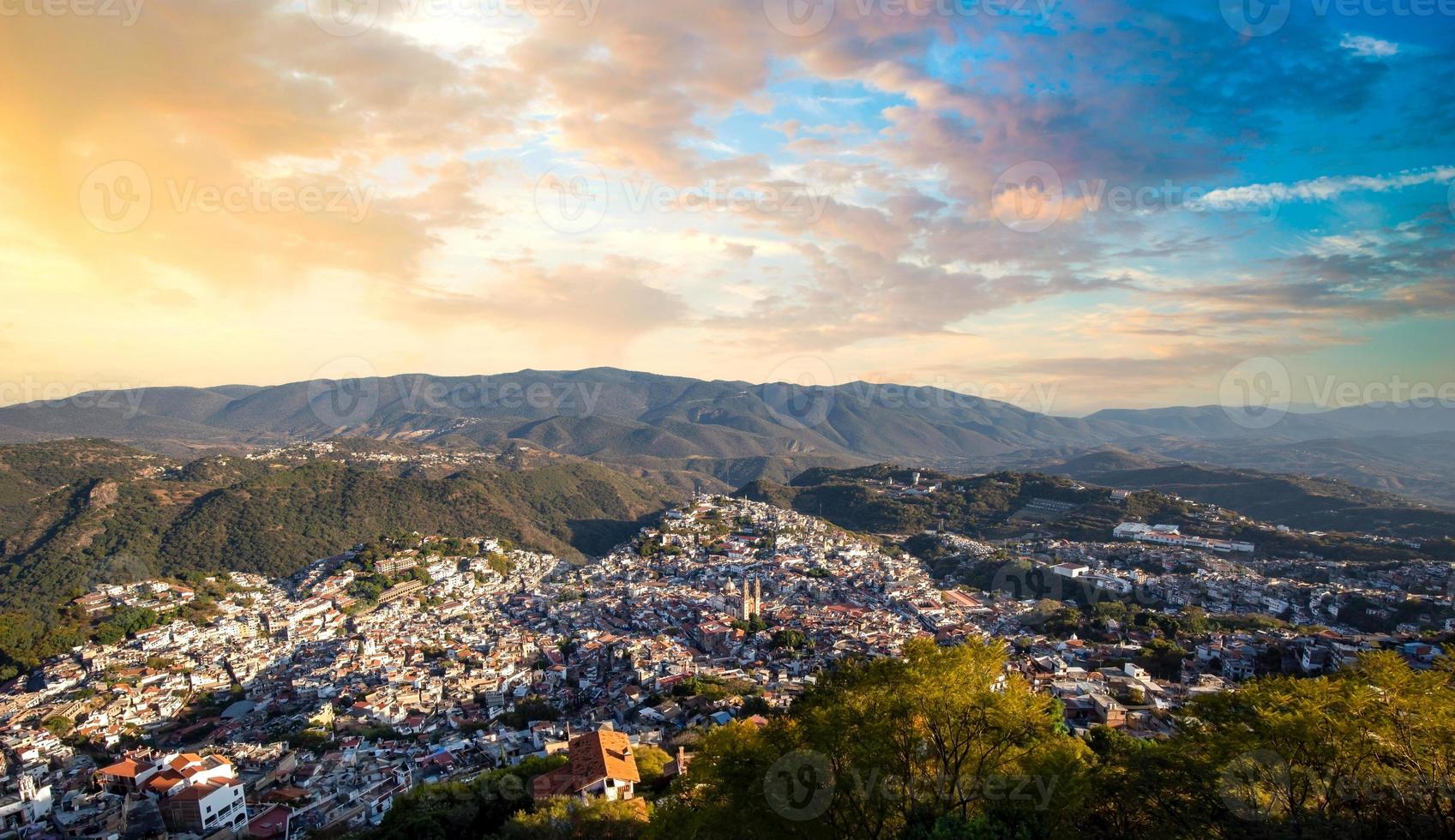 Mexiko, taxco city utsikt över natursköna kullar och färgglada koloniala historiska stadskärna foto