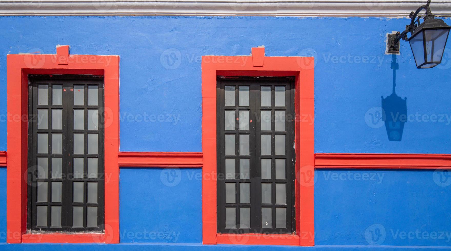 mexico, monterrey, färgglada historiska byggnader i centrum av den gamla staden, barrio antiguo, en berömd turistattraktion foto