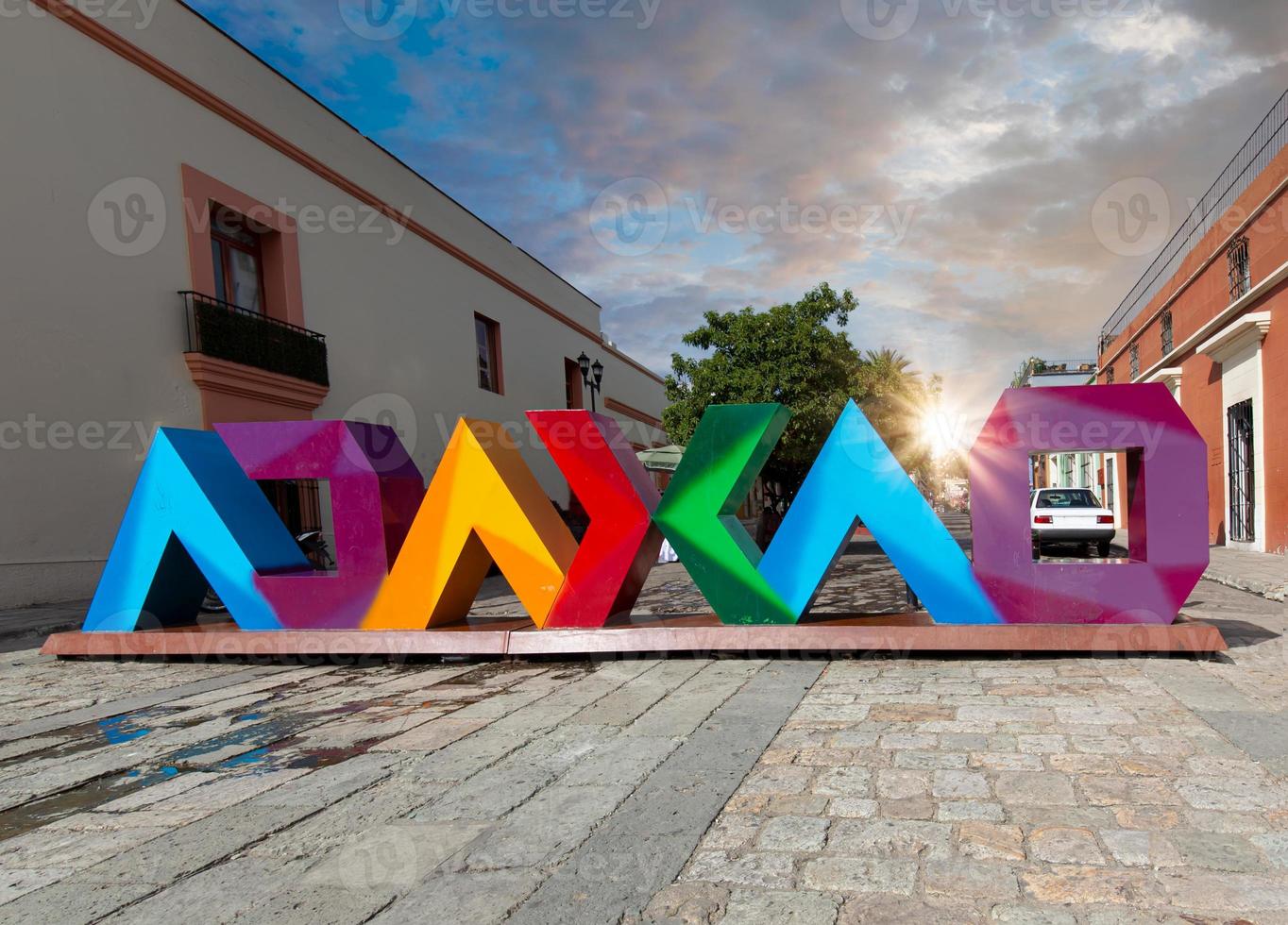 oaxaca, mexico, natursköna gator i gamla stan och färgglada koloniala byggnader i historiska stadskärnan foto