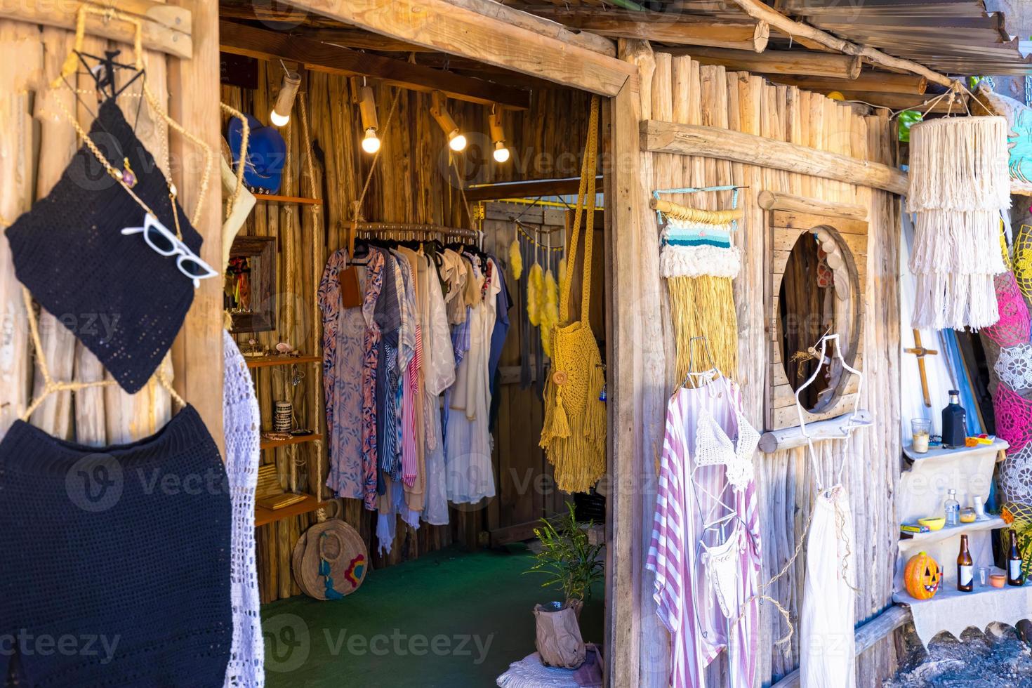 färgglada gamla stadsgator i historiska centrum av tulum. det är ett populärt mexikanskt turistmål i Mayan Riviera och Quintana Roo foto