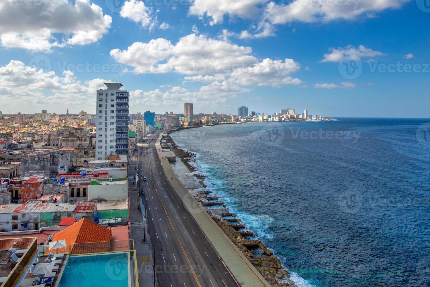 el malecon avenida de maceo, en bred landmärkesplanad som sträcker sig 8 km längs kusten i Havanna förbi stora turistattraktioner i staden foto