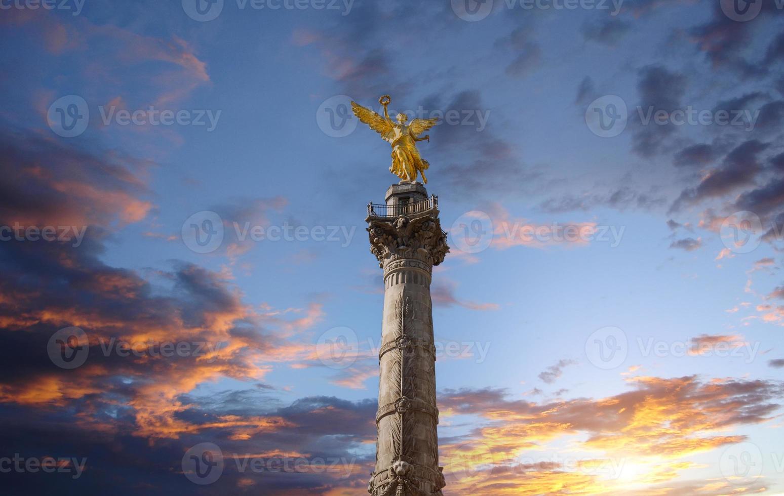 angel of independence monument beläget på reforma street nära historiska centrum av mexico city foto