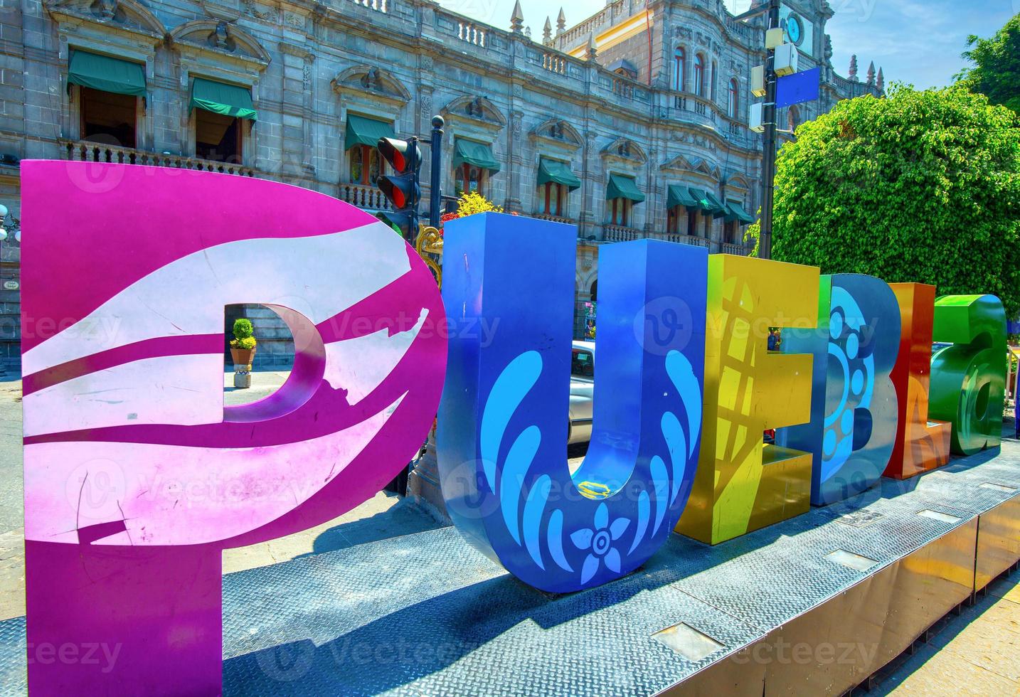 färgglada puebla gator och kolonial arkitektur i zocalo historiska stadskärna foto