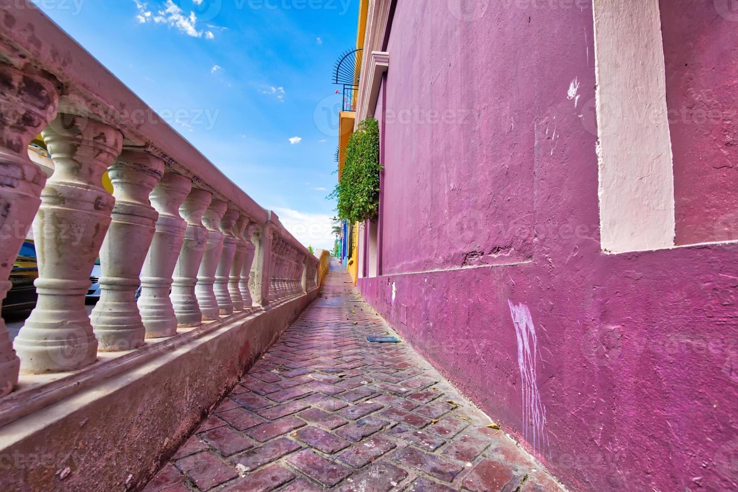 Mexiko, Mazatlan, färgglada gamla stadsgator i historiska stadskärnan foto
