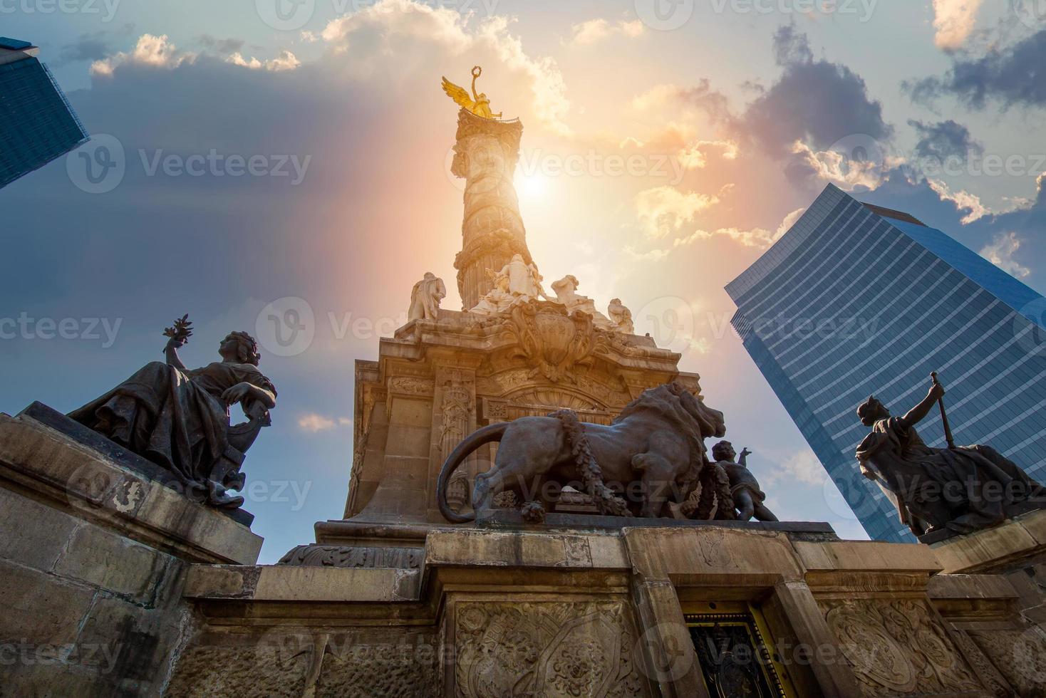 angel of independence monument beläget på reforma street nära historiska centrum av mexico city foto