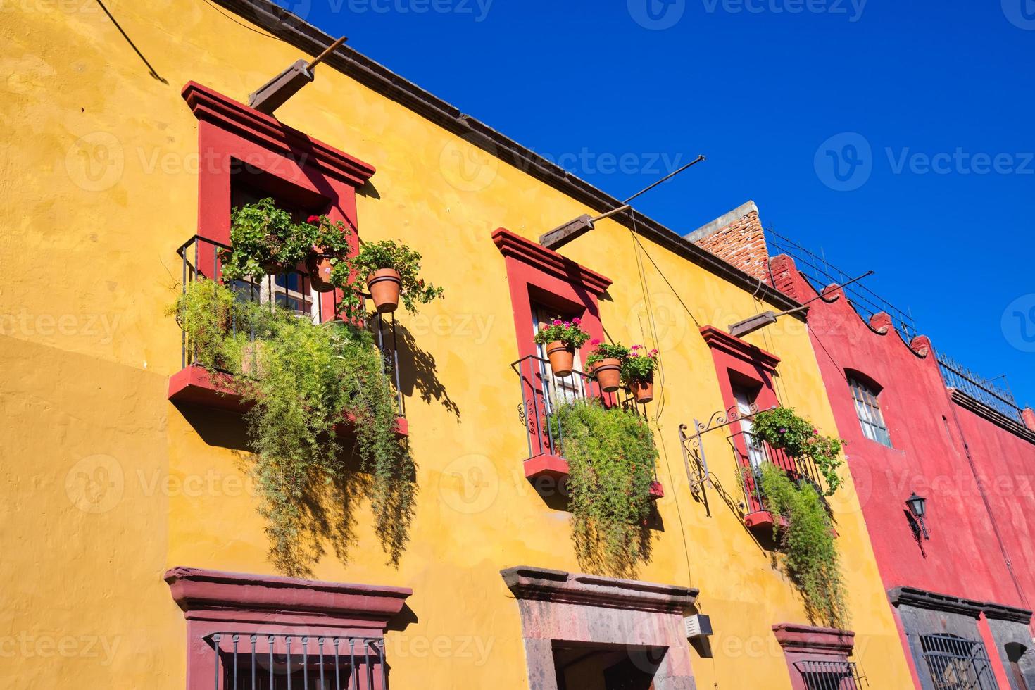 Mexiko, färgglada byggnader och gator i San Miguel de Allende i den historiska stadskärnan foto