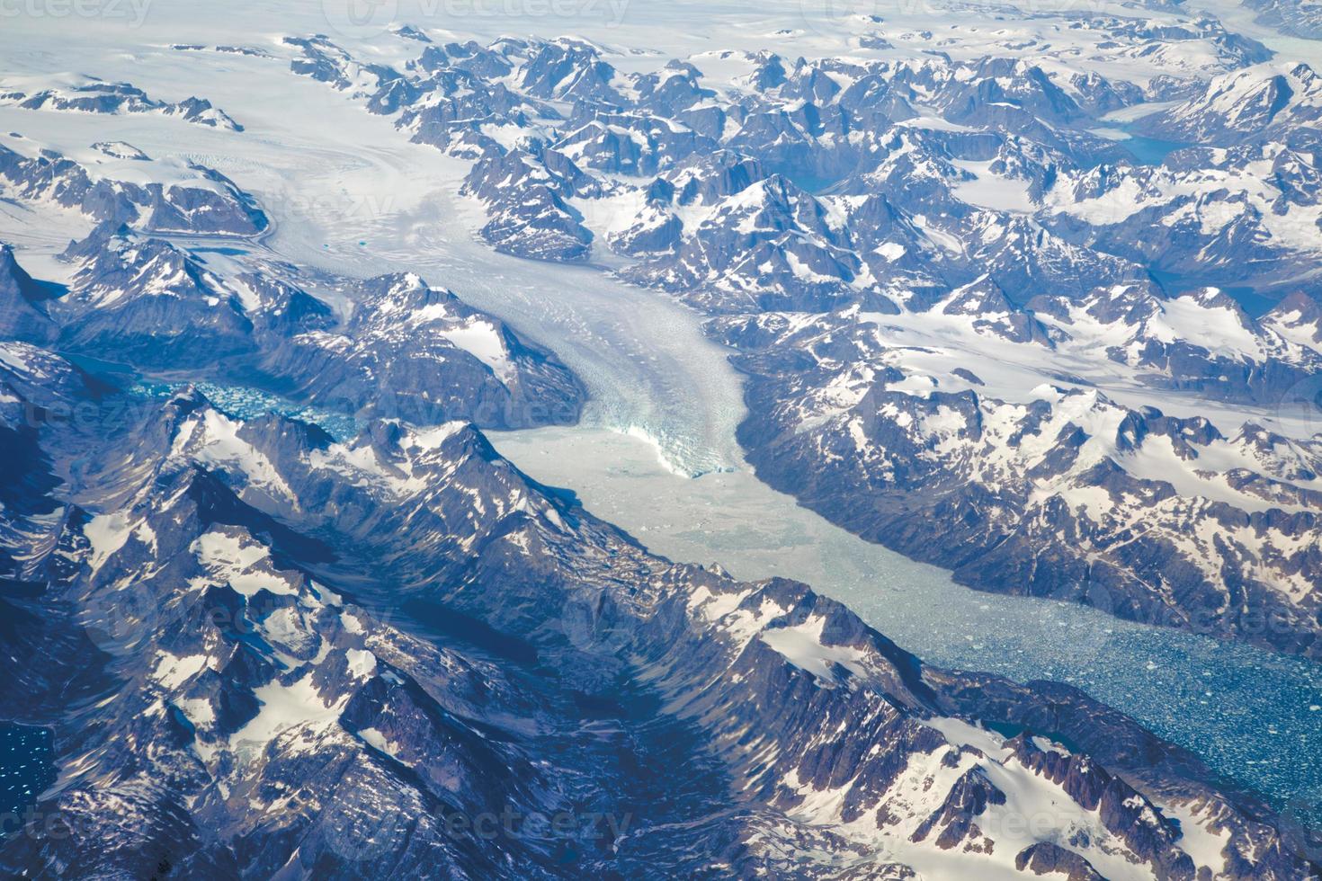 Flygfoto över natursköna grönlandsglaciärer och isberg foto