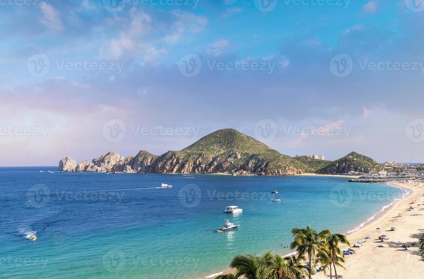 cabo san lucas, mexiko, naturskön panoramautsikt från luften över los cabos landmärke turistmål arch of cabo san lucas, el arco, valskådning och snorklingsplats foto