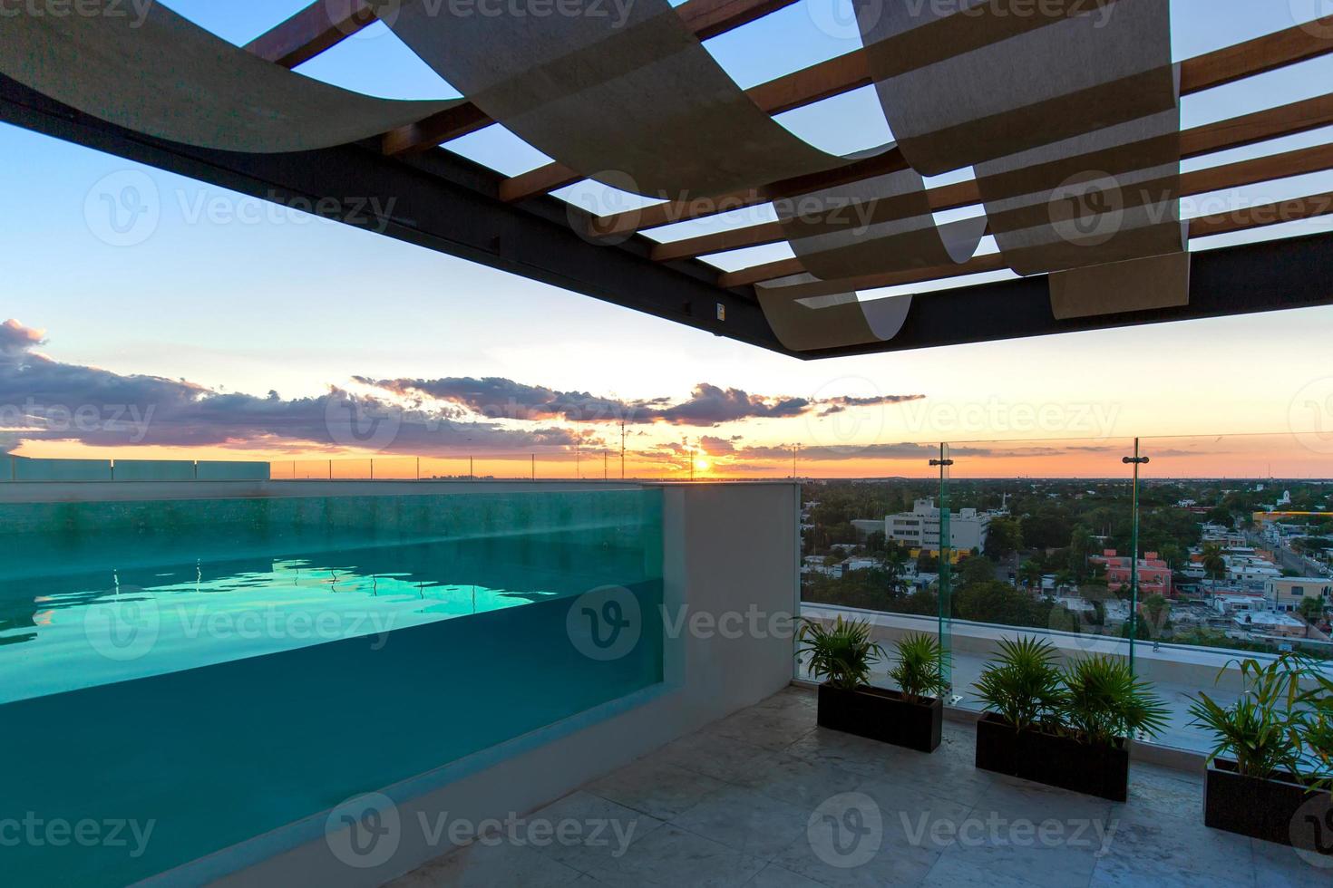 merida, mexico, pool på taket av det exklusiva hotellet med panoramautsikt foto