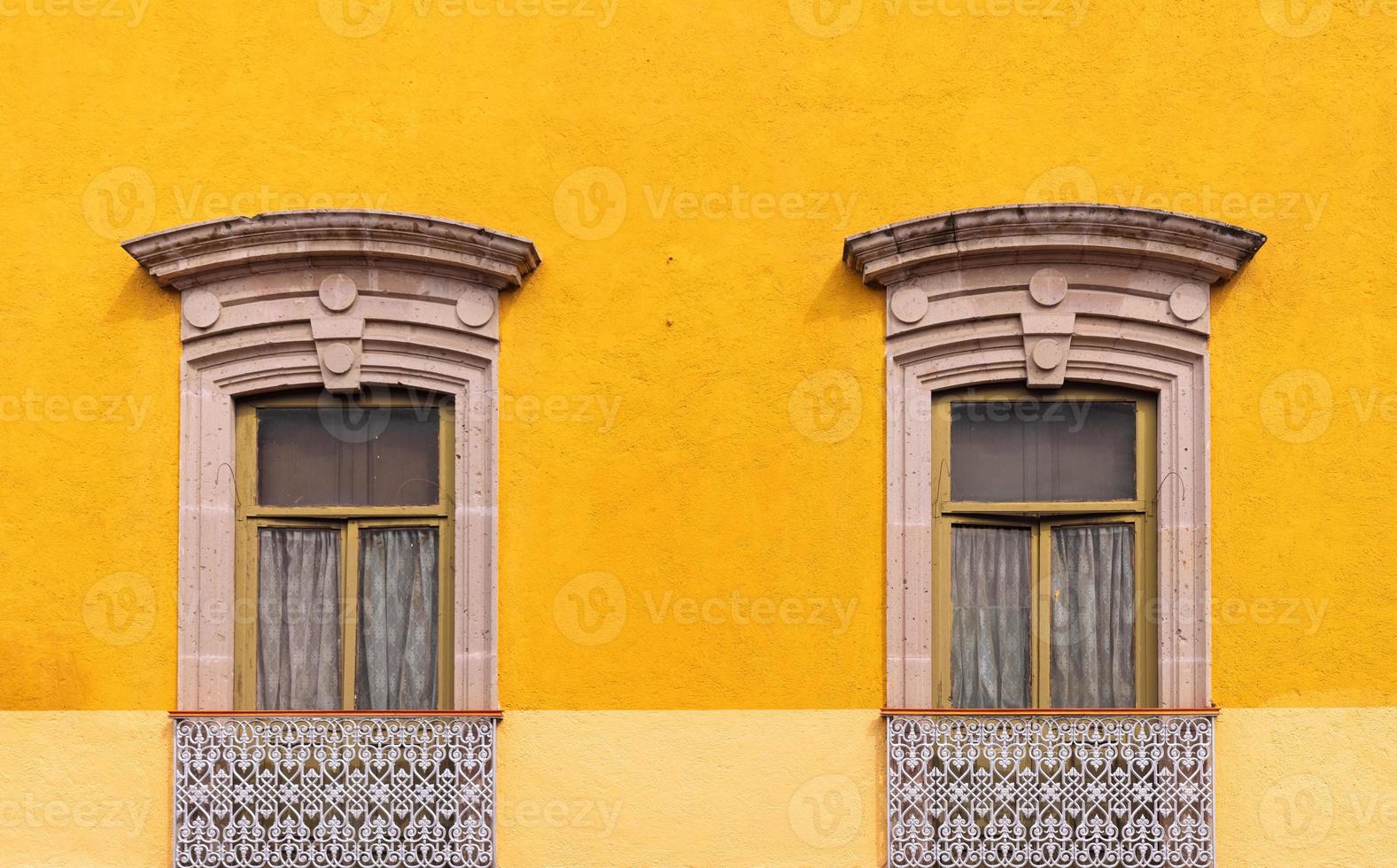 morelia, michoacan, färgglada gator och koloniala hus i morelias historiska stadskärna, en av stadens största turistattraktioner foto